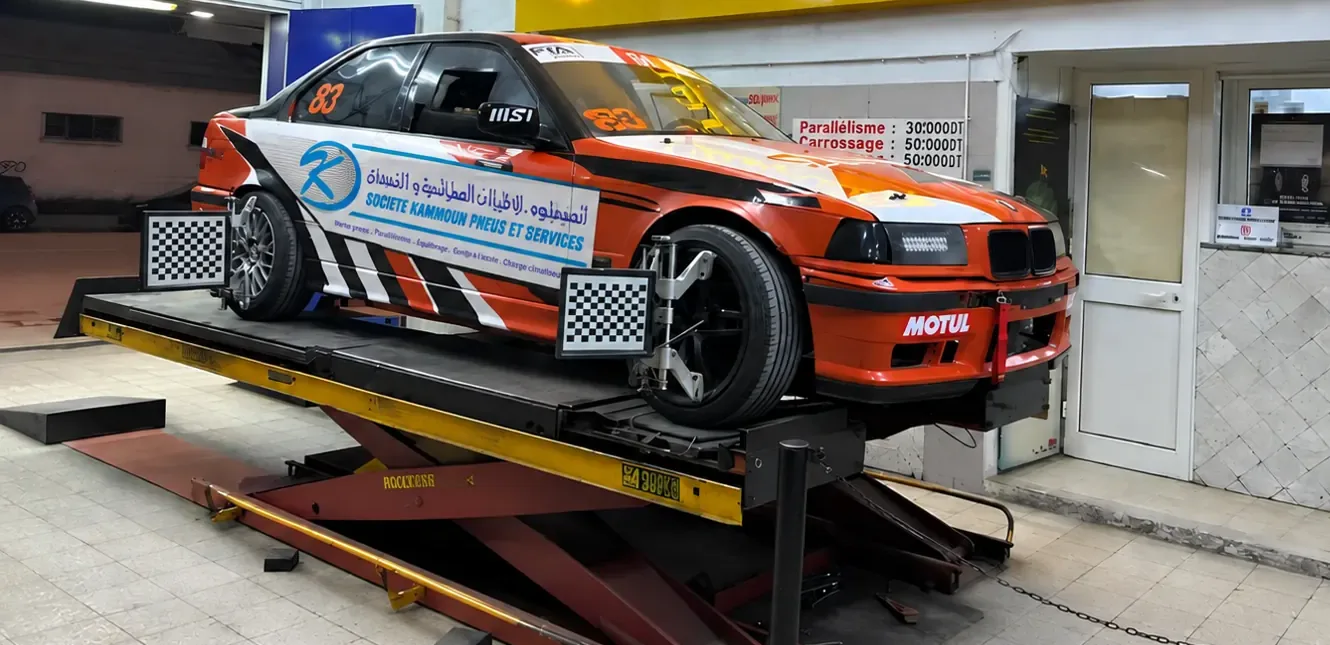 La BMW de course sponsorisée par S.K.P.S sur le pont de géométrie 3D