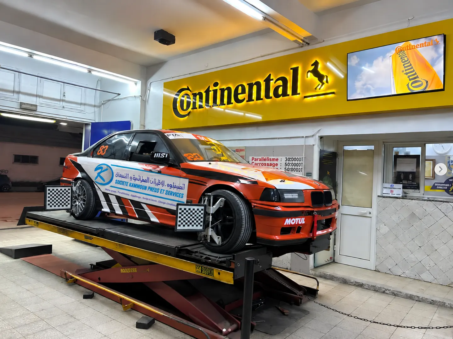 La BMW de course sponsorisée par S.K.P.S sur le pont de géométrie 3D